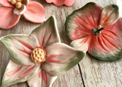 fleurs porcelaine engobées peintes