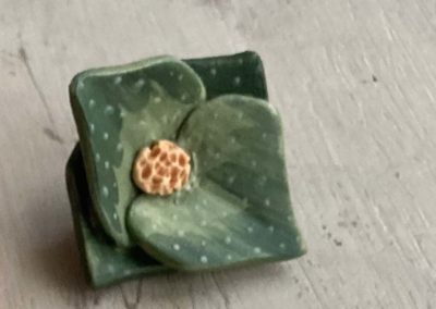 fleur porcelaine engobe vert